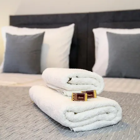 Maxim Deluxe With Balcony & Private Bathrooms - Downtown Spalato, Quiet Neighborhood Apartment *