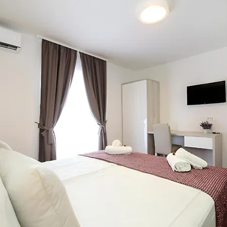 Maxim Deluxe With Balcony & Private Bathrooms - Downtown Spalato, Quiet Neighborhood Apartment Split