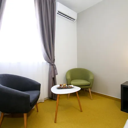Maxim Deluxe With Balcony & Private Bathrooms - Downtown Spalato, Quiet Neighborhood Apartment