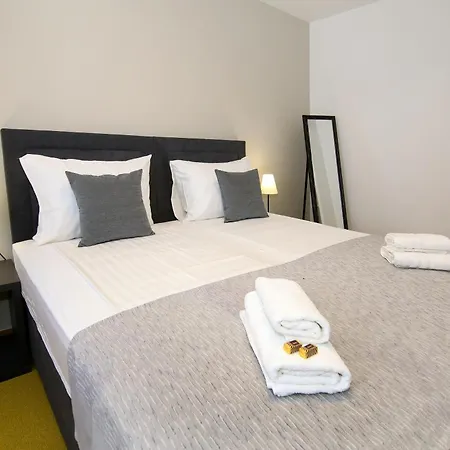 Apartment Maxim Deluxe With Balcony & Private Bathrooms - Downtown Spalato, Quiet Neighborhood