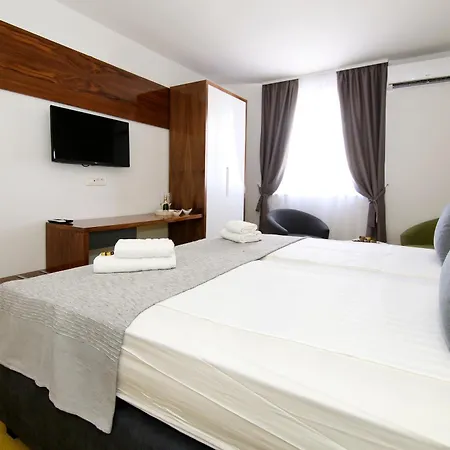 Maxim Deluxe With Balcony & Private Bathrooms - Downtown Spalato, Quiet Neighborhood Apartment
