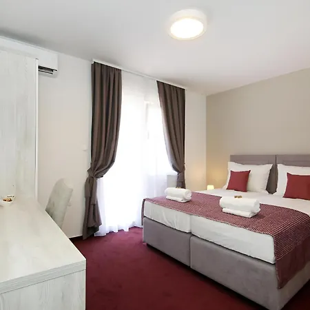 Apartment Maxim Deluxe With Balcony & Private Bathrooms - Downtown Spalato, Quiet Neighborhood
