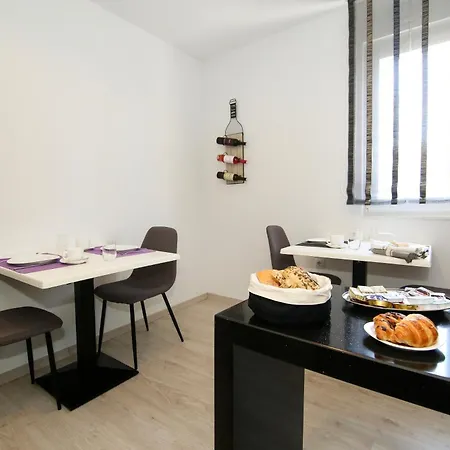 Maxim Deluxe With Balcony & Private Bathrooms - Downtown Spalato, Quiet Neighborhood Apartment Split