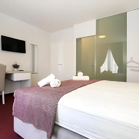 Maxim Deluxe With Balcony & Private Bathrooms - Downtown Spalato, Quiet Neighborhood *