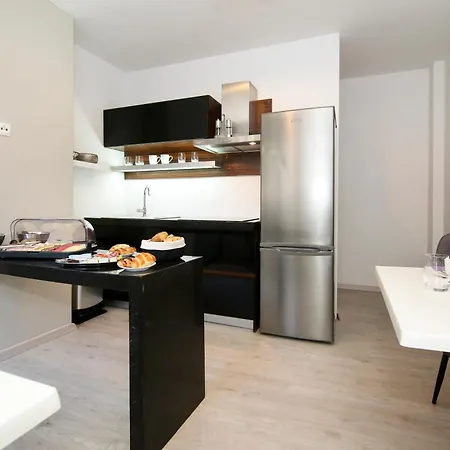 Maxim Deluxe With Balcony & Private Bathrooms - Downtown Spalato, Quiet Neighborhood Apartment