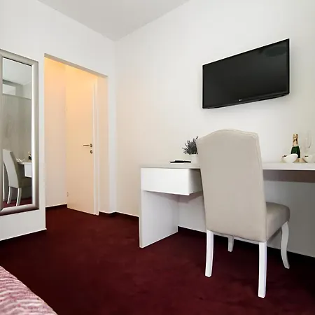 Maxim Deluxe With Balcony & Private Bathrooms - Downtown Spalato, Quiet Neighborhood Apartment