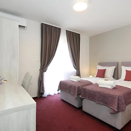 Apartment Maxim Deluxe With Balcony & Private Bathrooms - Downtown Spalato, Quiet Neighborhood *