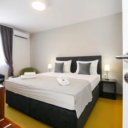 Apartment Maxim Deluxe With Balcony & Private Bathrooms - Downtown Spalato, Quiet Neighborhood