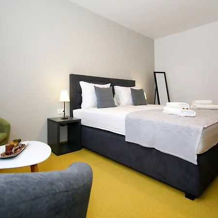 Maxim Deluxe With Balcony & Private Bathrooms - Downtown Spalato, Quiet Neighborhood Apartment *